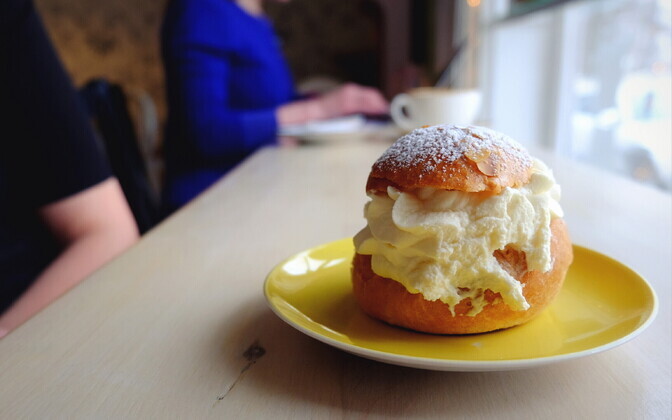 Cardamom lenten buns with marzipan whipped cream for sale at Mandel Cake Shop on Shrove Tuesday in Tartu. Feb. 13, 2018.