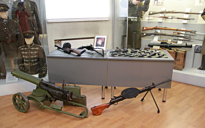 Kaitseväe ühendatud õppeasutustele annetati 17 Soome relvakollektsionäärile kuulunud relva.