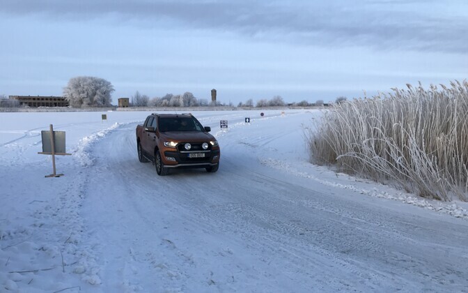 Auto jääl. Foto on illustreeriv.