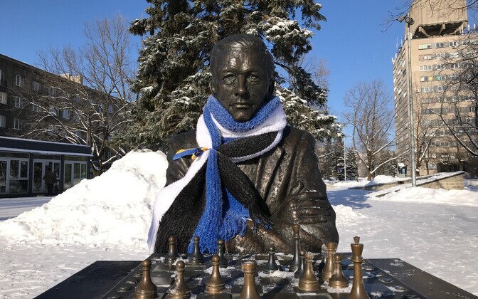 Памятник Паулю Кересу в Нарве.