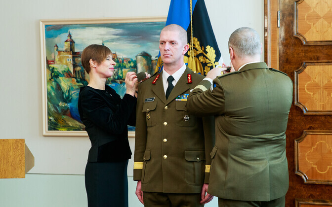 Kersti Kaljulaid andis neljapäeval Kadriorus Martin Heremile ja Indrek Sirelile üle kindralmajori auastme tunnused.