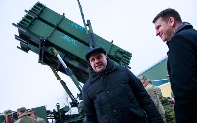 Министр обороны Юри Луйк и Йонатан Всевиов перед системой Patriot.