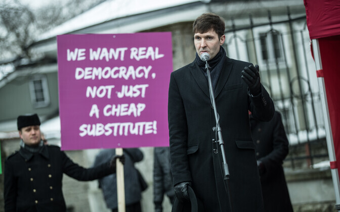 Estonian MEP Indrek Tarand speaking at a protest demanding greater voter participation, Mar. 12, 2018.