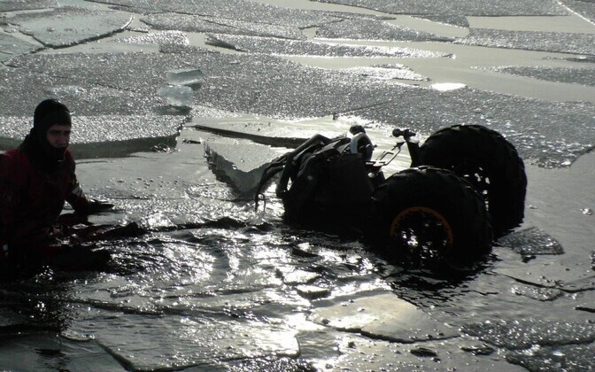Märtsi lõpus Peipsil läbi jää vajunud ATV.