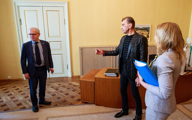 Спикеру Рийгикогу Эйки Нестору передали подписи против закрытия родильного отделения в Валга.