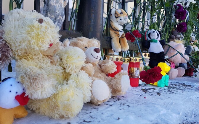 Цветы, игрушки и свечи возле Генконсульства России в Нарве.