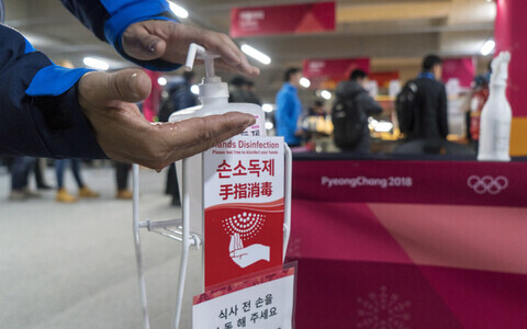 Viiruse puhkemise järel soovitati pidevalt käsi desinfitseerida.