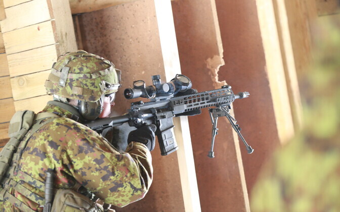 Kaitseväe automaatrelvade testlaskmine Männiku lasketiirus.