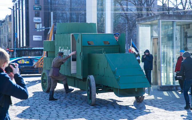Копия броневика на площади Вабадузе.