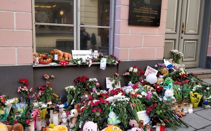 Lilled ja küünlad Kemerovo põlengu ohvrite mälestuseks Tallinnas Venemaa saatkonna juures.