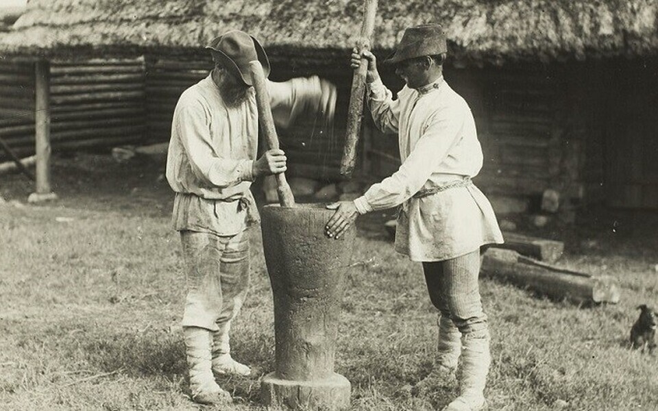 Setud Matsuri külas Värska vallas kruupe valmistamas 1912. aastal.