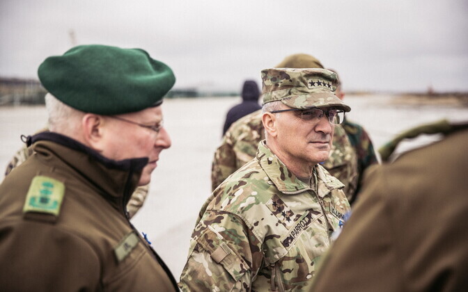 NATO Euroopa vägede ülemjuhataja kindral Curtis M. Scaparrotti külastas Tapal teenivaid liitlassõdureid.