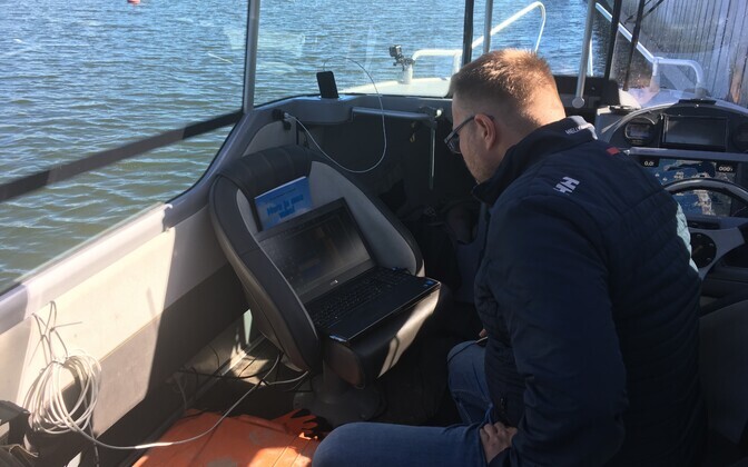 Rukki kanali sügavuse mõõtmine.