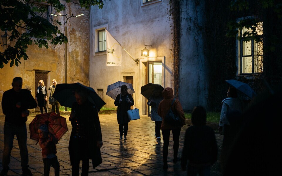 Muuseumiööl saab sisse kiigata ka Eesti tarbekunsti- ja disainimuuseumi.