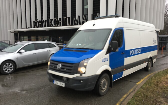 Полицейский микроавтобус, на котором подозреваемого доставили в здание суда.