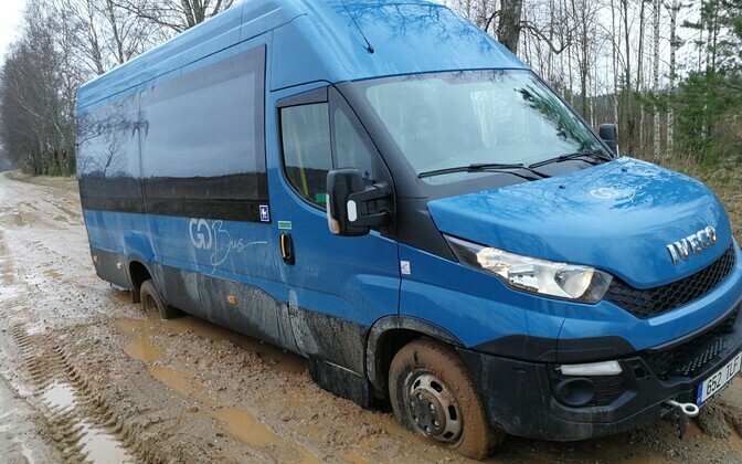 Buss jäi tee peal pori sisse kinni.