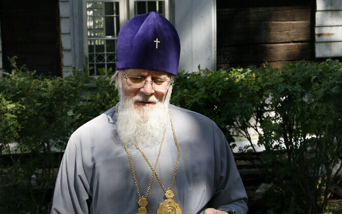 Митрополит Корнилий возле Казанской церкви в Таллинне, пострадавшей от пожара (2009 год)