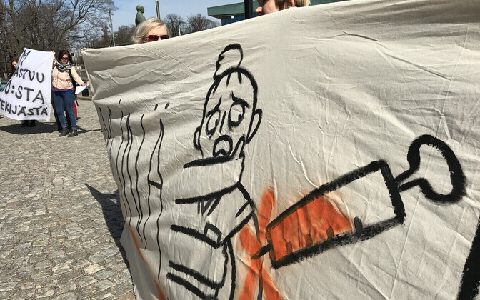 Tervishoiutöötajate meeleavaldus Helsingis 20.4.2018.