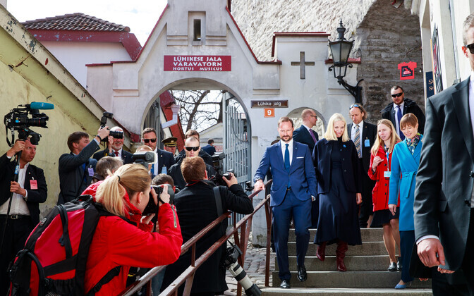 Norra kroonprints Haakon, kroonprintsess Mette-Marit ja president Kersti Kaljulaid vanalinnas ringkäigul