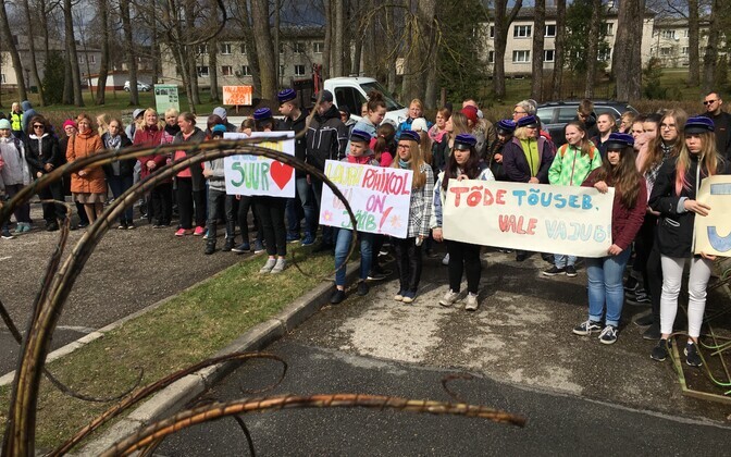 Türil avaldati meelt kavandatava koolireformi vastu.
