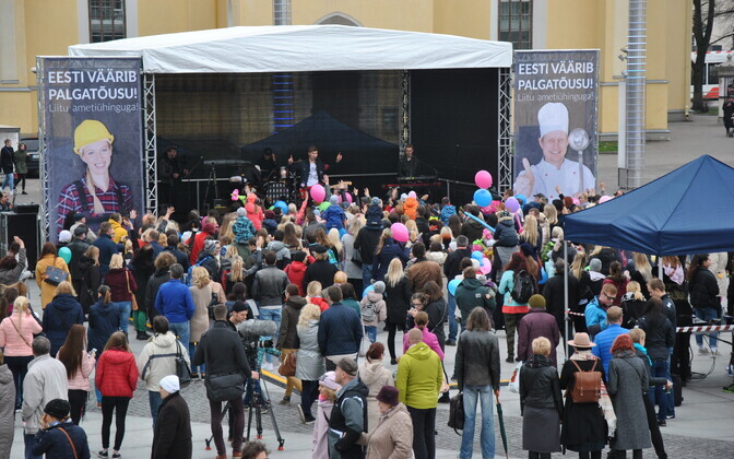 Ametiühingute pidu Tallinnas Vabaduse väljakul.