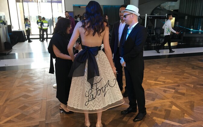 Элина Нечаева на синей дорожке в Лиссабоне.