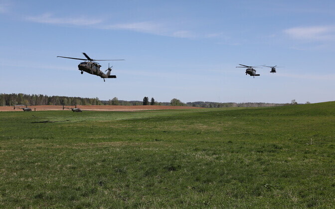 Высадка десанта с вертолетов Blackhawk.
