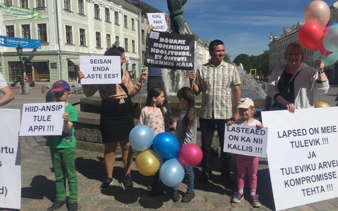Laste ja nende vanemate protest Tartu raekoja platsil