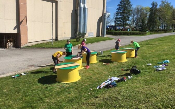 Iisaku gümnaasiumi isetehtud mööbel.