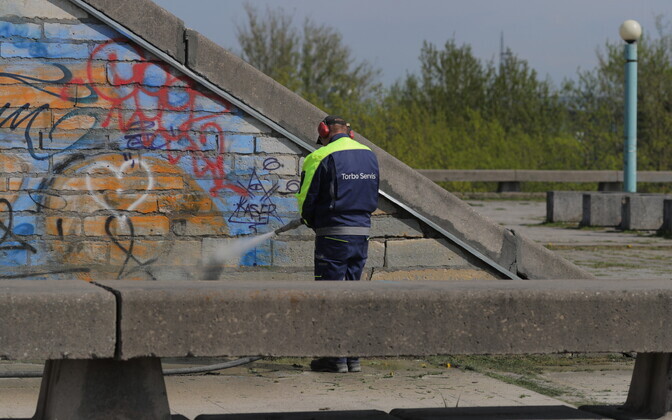 Linnahalli puhastamine.