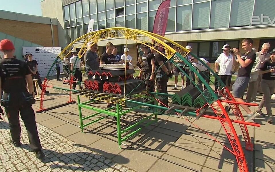 Соревнование по сборке мостов