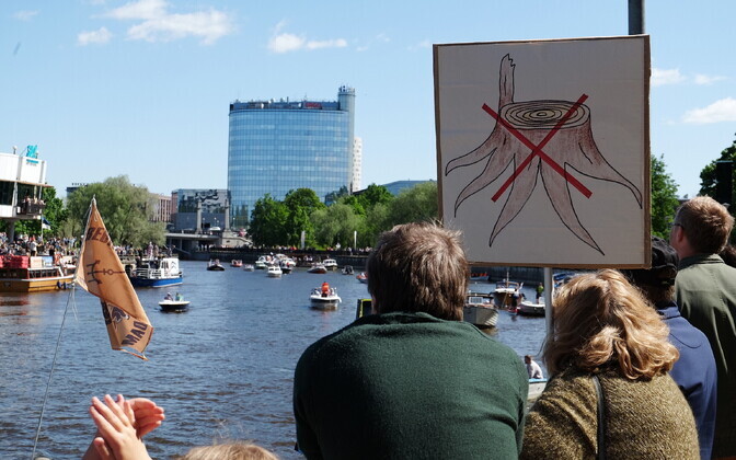 Акция протеста против строительства целлюлозного завода в Тарту.