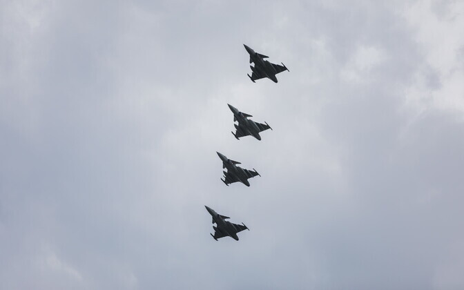 Шведские истребители приземлились в Эмари.