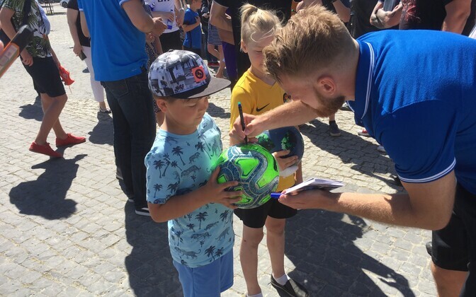 Во вторник, 29 мая, футболисты сборной Эстонии пообщались с жителями Раквере.