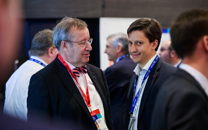 Тоомас Хендрик Ильвес с сыном Луукасом Кристьяном Ильвесом.