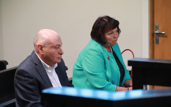 Марк Левин и Маре Леппик в суде.