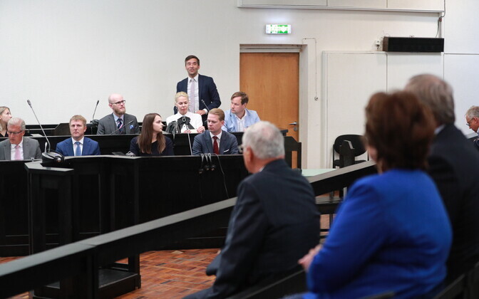 Сам Сависаар в зале суда не появился.