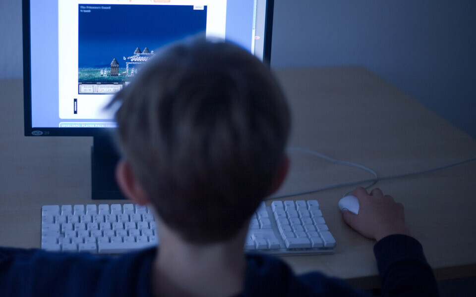 Ребенок у компьютера.