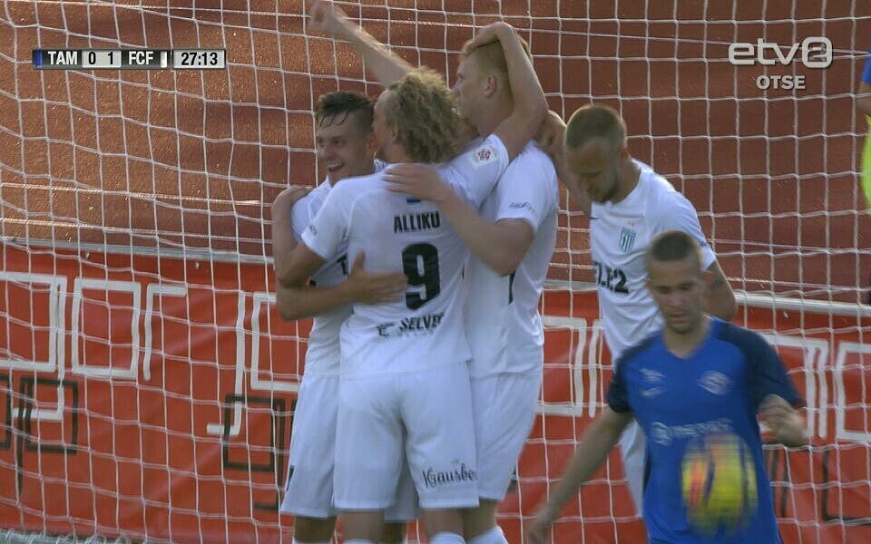 FC Flora mängijad tähistamas.