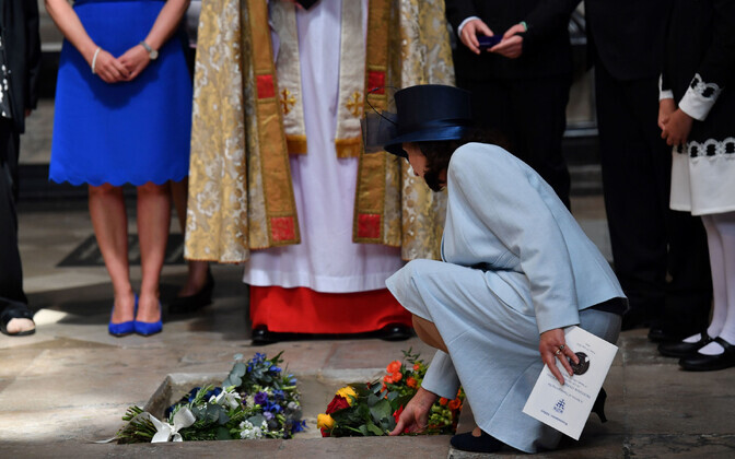 Stephen Hawkingi tuhka sisaldavalt urnile asetab lilled tema endine  naine Jane Hawking.