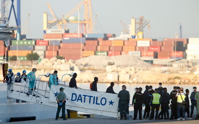 В Валенсии началась выгрузка мигрантов с судна Aquarius.