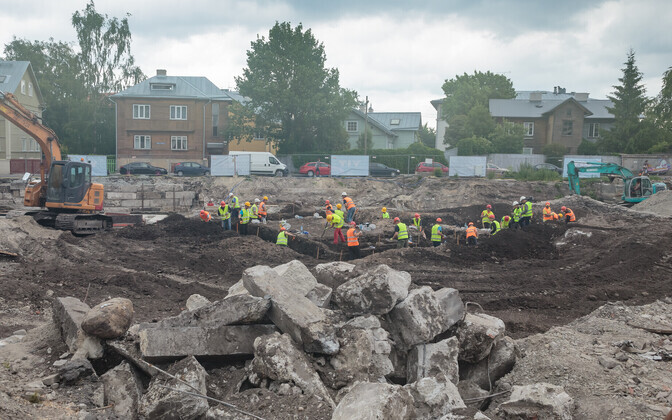 Detail of a painted glass window fragment from the Kalamaja find (c. turn of the 15th/16th centuries).