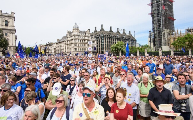 В центре Лондона протестующие требуют народного референдума по условиям соглашения по брекситу.