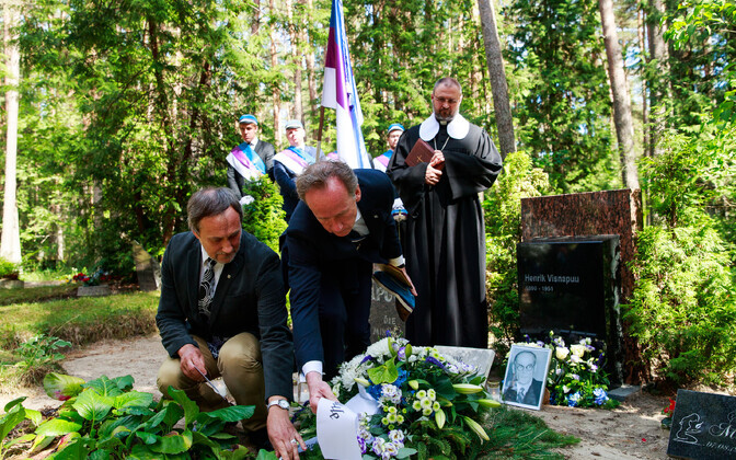 Henrik Visnapuu kodumaa mulda sängitamise talitus