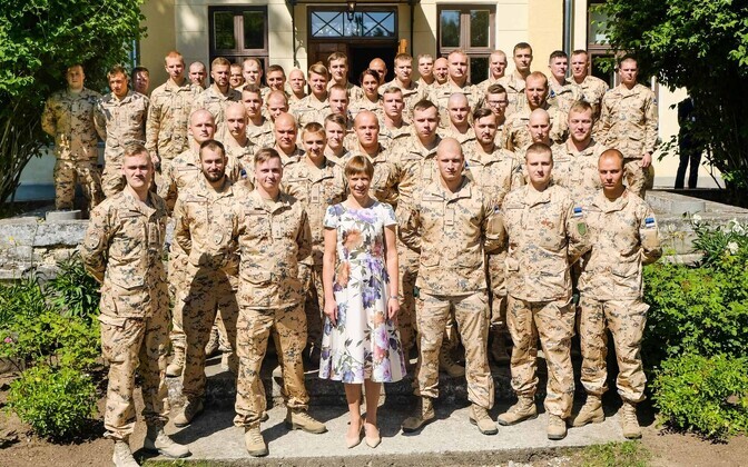 Керсти Кальюлайд провожает эстонских военных в Африку.