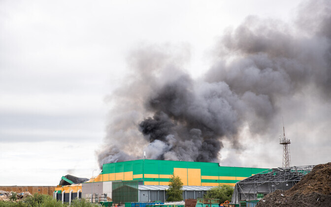 Дым от горящего завода Ragn Sells.