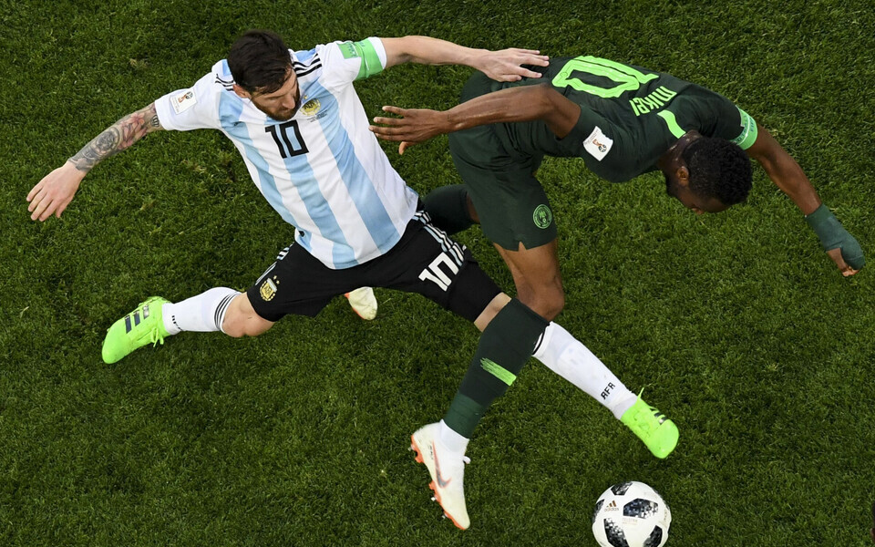 John Obi Mikel ja Lionel Messi