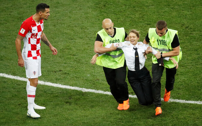 Pussy Rioti liikmed jooksid jalgpalli MM-i finaalmängu ajal väljakule.