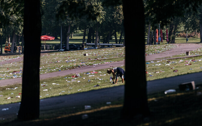Певческое поле утром после выступления Guns N' Roses.