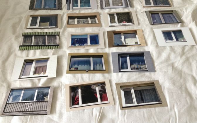 I koht: “Windows Exhibitions”, 2017. 20 postkaardimõõtmetes fotot